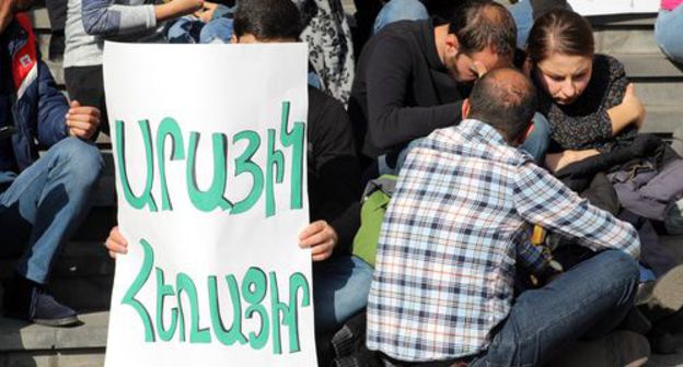 Opposition activists and protesting students the building of the government of Armenia. A poster says: "Araik, go away". Photo by Tigran Petrosyan for the "Caucasian Knot" Opposition activists and protesting students the building of the government of Armenia. A poster says: "Araik, go away". Photo by Tigran Petrosyan for the "Caucasian Knot"