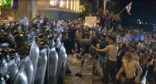 Protesters and police officers in Tbilisi on June 21. Screenshot of the video by the "Caucasian Knot" https://www.kavkaz-uzel.eu/videos/5433 Protesters and police officers in Tbilisi on June 21. Screenshot of the video by the "Caucasian Knot" https://www.kavkaz-uzel.eu/videos/5433