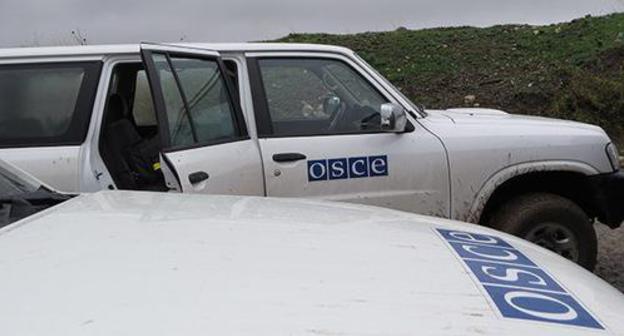 Cars of the OSCE monitoring mission. Nagorno-Karabakh. Photo by Alvard Grigoryan for the "Caucasian Knot" Cars of the OSCE monitoring mission. Nagorno-Karabakh. Photo by Alvard Grigoryan for the "Caucasian Knot"