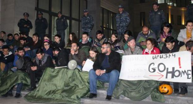 Participants of the protest action of students and university teachers in Yerevan. Photo by Tigran Petrosyan for the "Caucasian Knot" Participants of the protest action of students and university teachers in Yerevan. Photo by Tigran Petrosyan for the "Caucasian Knot"