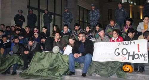 Participants of the protest action of students and university teachers in Yerevan. Photo by Tigran Petrosyan for the "Caucasian Knot" Participants of the protest action of students and university teachers in Yerevan. Photo by Tigran Petrosyan for the "Caucasian Knot"
