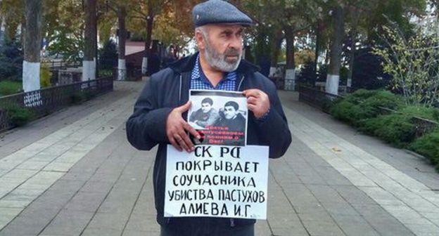 Murtazali Gasanguseinov, the father of the assassinated brothers-shepherds, at a solo picket in Makhachkala. November 14, 2019. Photo by Ilyas Kapiev for the "Caucasian Knot" Murtazali Gasanguseinov, the father of the assassinated brothers-shepherds, at a solo picket in Makhachkala. November 14, 2019. Photo by Ilyas Kapiev for the "Caucasian Knot"