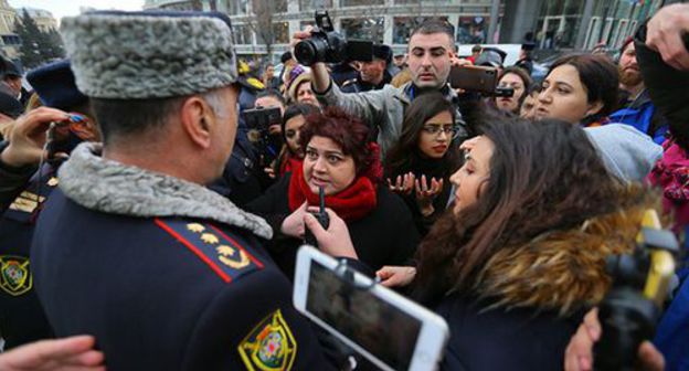 The journalist Khadija Ismayilova (in the center) is talking to a police officer. Baku. Photo by Aziz Karimov for the "Caucasian Knot" The journalist Khadija Ismayilova (in the center) is talking to a police officer. Baku. Photo by Aziz Karimov for the "Caucasian Knot"