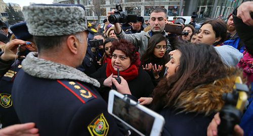 The journalist Khadija Ismayilova (in the center) is talking to a police officer. Baku. Photo by Aziz Karimov for the "Caucasian Knot" The journalist Khadija Ismayilova (in the center) is talking to a police officer. Baku. Photo by Aziz Karimov for the "Caucasian Knot"