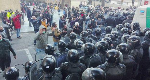 Protesters staying in front of special forces in Tbilisi, November 18, 2019. Photo by Inna Kukudjanova for the Caucasian Knot Protesters staying in front of special forces in Tbilisi, November 18, 2019. Photo by Inna Kukudjanova for the Caucasian Knot