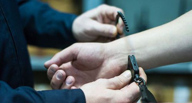 Handcuffs. Photo: Elena Sideok, Yuga.ru Handcuffs. Photo: Elena Sideok, Yuga.ru