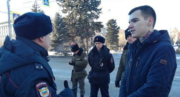 Activist Vlad Pogorelov (right) talking to policeman, Volgograd, January 22, 2019. Photo by Tatiana Filimonova for the Caucasian Knot Activist Vlad Pogorelov (right) talking to policeman, Volgograd, January 22, 2019. Photo by Tatiana Filimonova for the Caucasian Knot