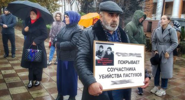 Picket of Murtazali Gasanguseinov and his supporters. Photo by Ilyas Kapiev for the Caucasian Knot Picket of Murtazali Gasanguseinov and his supporters. Photo by Ilyas Kapiev for the Caucasian Knot