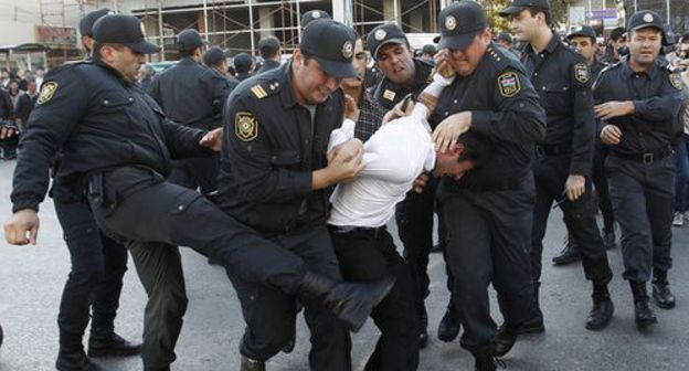 Policemen detaining an activist, Azerbaijan. Photo: REUTERS/David Mdzinarishvili Policemen detaining an activist, Azerbaijan. Photo: REUTERS/David Mdzinarishvili