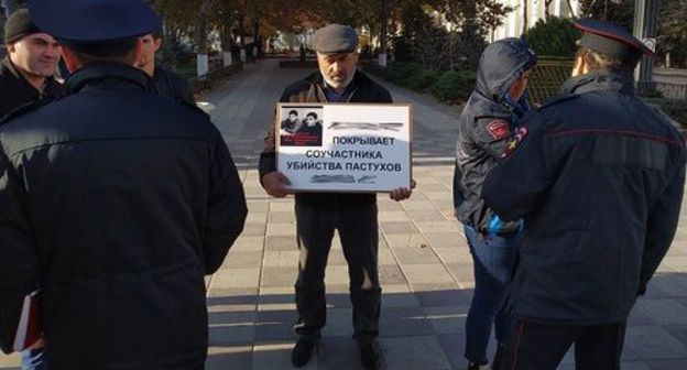 Murtazali Gasanguseinov holds picket on November 17, 2019. Photo by Ilyas Kapiev for the Caucasian Knot Murtazali Gasanguseinov holds picket on November 17, 2019. Photo by Ilyas Kapiev for the Caucasian Knot