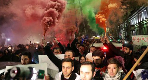 Opposition supporters took part in a rally in Tbilisi demanding to dismiss the government and hold early parliamentary elections. November 25, 2019. Photo: REUTERS / Irakliy Gedenidze Opposition supporters took part in a rally in Tbilisi demanding to dismiss the government and hold early parliamentary elections. November 25, 2019. Photo: REUTERS / Irakliy Gedenidze