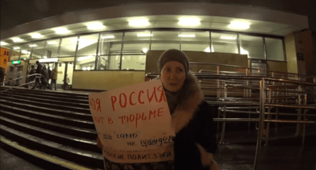 Marina Ken, an activist, at a solo picket in Saint Petersburg on November 29, 2019. Screenshot of the video https://www.facebook.com/marina.ken444/posts/2430620416992969 Marina Ken, an activist, at a solo picket in Saint Petersburg on November 29, 2019. Screenshot of the video https://www.facebook.com/marina.ken444/posts/2430620416992969