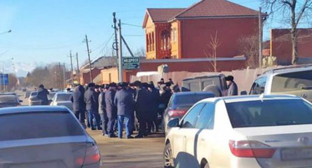 Searches are being conducted at the intersection of Kartoev and Esmurziev Streets in Nazran, December 6, 2019. Photo by Magomed Aliev for the Caucasian Knot Searches are being conducted at the intersection of Kartoev and Esmurziev Streets in Nazran, December 6, 2019. Photo by Magomed Aliev for the Caucasian Knot