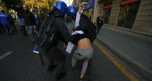 The police detains an activist at a rally in Baku. Photo by Aziz Karimov for the "Caucasian Knot" The police detains an activist at a rally in Baku. Photo by Aziz Karimov for the "Caucasian Knot"