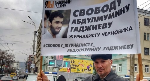A resident of Makhachkala prepares for a solo picket to support Abdulmumin Gadjiev. January 6, 2019. Photo by Ilyas Kapiev for the "Caucasian Knot" A resident of Makhachkala prepares for a solo picket to support Abdulmumin Gadjiev. January 6, 2019. Photo by Ilyas Kapiev for the "Caucasian Knot"