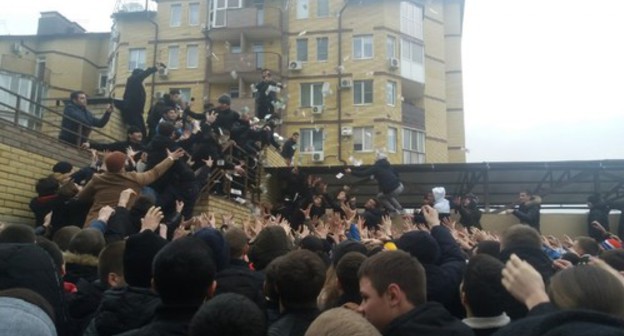 People catching the banknotes thrown by blogger in Volgograd. January 6, 2020. Photo: Alexey Serebryakov, V1 People catching the banknotes thrown by blogger in Volgograd. January 6, 2020. Photo: Alexey Serebryakov, V1