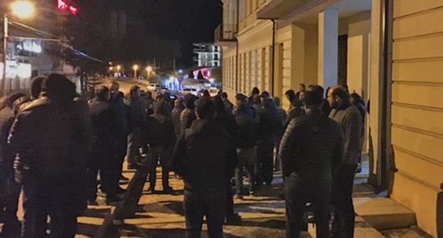 Near the Supreme Court of Abkhazia. Photo by Anna Gritsevich for the "Caucasian Knot" Near the Supreme Court of Abkhazia. Photo by Anna Gritsevich for the "Caucasian Knot"