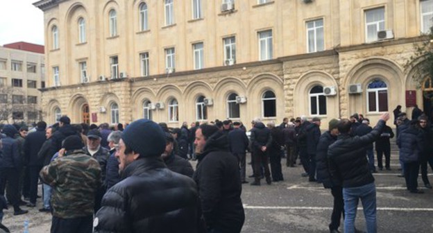 Protesters at the building of the presidential administration in Sukhumi, January 11, 2020. Photo by Anna Gritsevich for the "Caucasian Knot" Protesters at the building of the presidential administration in Sukhumi, January 11, 2020. Photo by Anna Gritsevich for the "Caucasian Knot"