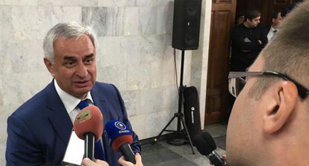 Raul Khadjimba talking to journalists, October 9, 2019. Photo by Dmitry Stateinov for the Caucasian Knot Raul Khadjimba talking to journalists, October 9, 2019. Photo by Dmitry Stateinov for the Caucasian Knot