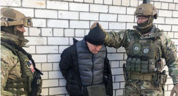 A detainee suspected of organizing an assassination attempt on Adam Osmaev and Amina Okueva. Photo: press service of the Ministry of Internal Affairs of Ukraine, https://mvs.gov.ua/ua/news/27356_Arsen_Avakov_Policiya_zatrimala_grupu_killeriv_yaki_obgruntovano_pidozryuyutsya_u_vbivstvi_Amini_Okuvoi_.htm A detainee suspected of organizing an assassination attempt on Adam Osmaev and Amina Okueva. Photo: press service of the Ministry of Internal Affairs of Ukraine, https://mvs.gov.ua/ua/news/27356_Arsen_Avakov_Policiya_zatrimala_grupu_killeriv_yaki_obgruntovano_pidozryuyutsya_u_vbivstvi_Amini_Okuvoi_.htm