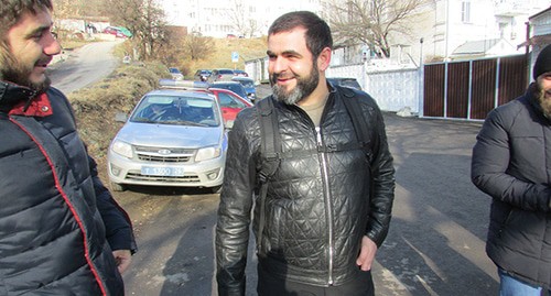 Ingush activists released from SIZO in Pyatigorsk. Eliskhan Azhigov (centre) after being released, January 13, 2020. Photo by Vyacheslav Yaschenko for the Caucasian Knot Ingush activists released from SIZO in Pyatigorsk. Eliskhan Azhigov (centre) after being released, January 13, 2020. Photo by Vyacheslav Yaschenko for the Caucasian Knot
