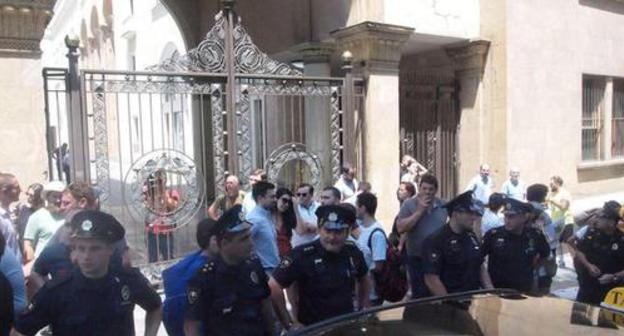 Policemen between protesters and entrance to the Parliament, June 20, 2019. Photo by Beslan Kmuzov for the Caucasian Knot Policemen between protesters and entrance to the Parliament, June 20, 2019. Photo by Beslan Kmuzov for the Caucasian Knot