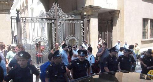 Policemen between protesters and entrance to the Parliament, June 20, 2019. Photo by Beslan Kmuzov for the Caucasian Knot Policemen between protesters and entrance to the Parliament, June 20, 2019. Photo by Beslan Kmuzov for the Caucasian Knot