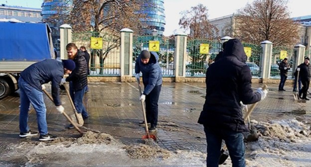 Men sweeping streets of Grozny. Photo: website of the Grozny Mayorality, http://grozmer.ru/events/v-groznov-prohodjat-massovye-subbotniki.html Men sweeping streets of Grozny. Photo: website of the Grozny Mayorality, http://grozmer.ru/events/v-groznov-prohodjat-massovye-subbotniki.html