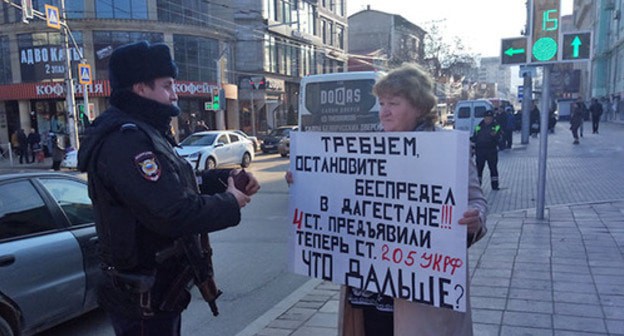 Elena Barzukaeva holds solo picket in support of her detained son, January 27, 2020. Photo by Rasul Magomedov for the Caucasian Knot Elena Barzukaeva holds solo picket in support of her detained son, January 27, 2020. Photo by Rasul Magomedov for the Caucasian Knot