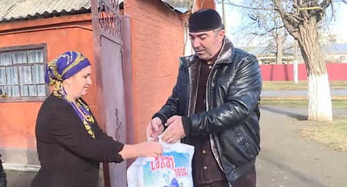 Chechen authorities giving out charity foodstuff to needy people. Screenshot from video posted at: https://vk.com/ramzan?z=video279938622_456242648%2F4be966aeee7231723b%2Fpl_wall_279938622 Chechen authorities giving out charity foodstuff to needy people. Screenshot from video posted at: https://vk.com/ramzan?z=video279938622_456242648%2F4be966aeee7231723b%2Fpl_wall_279938622