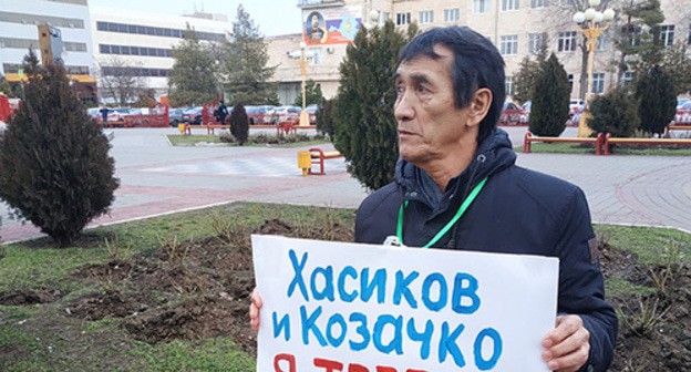 Valery Badmaev, editor-in-chief of the newspaper "Modern Kalmykia", holds picket at the Government building. Photo by Badma Byurchiev for the Caucasian Knot Valery Badmaev, editor-in-chief of the newspaper "Modern Kalmykia", holds picket at the Government building. Photo by Badma Byurchiev for the Caucasian Knot