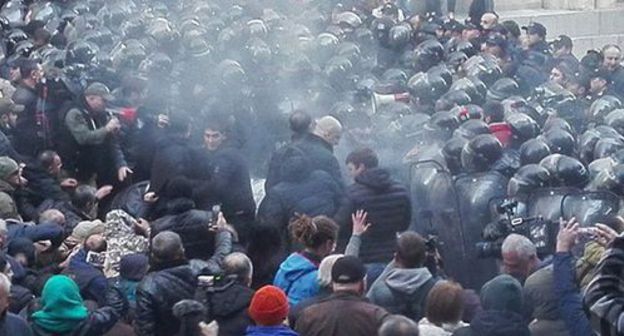 Clashes of protesters and policemen in Tbilisi, November 18, 2019. Photo by Inna Kukudzhanova for the Caucasian Knot Clashes of protesters and policemen in Tbilisi, November 18, 2019. Photo by Inna Kukudzhanova for the Caucasian Knot
