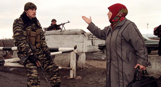 Chechen woman talking to a soldier, February 2000. Photo: REUTERS/Vasiliy Fedosenko Chechen woman talking to a soldier, February 2000. Photo: REUTERS/Vasiliy Fedosenko
