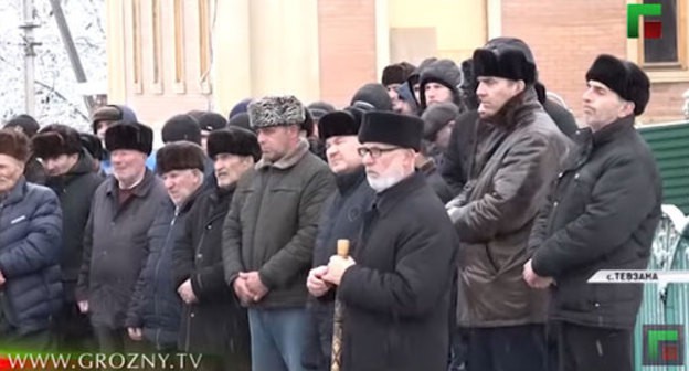 The ceremony of blood feudists' reconciliation in the village of Tevzan. Screenshot of the report by the "Grozny" TV Channel https://www.youtube.com/watch?v=tm9MU4lcKsw