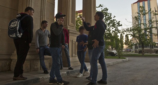 Young men in the centre of Grozny. Photo: REUTERS/Maxim Shemetov Young men in the centre of Grozny. Photo: REUTERS/Maxim Shemetov