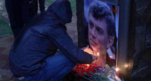 Participant of Sochi rally lighting a candle in memory of Boris Nemtsov, February 27, 2018. Photo by Svetlana Kravchenko for the Caucasian Knot Participant of Sochi rally lighting a candle in memory of Boris Nemtsov, February 27, 2018. Photo by Svetlana Kravchenko for the Caucasian Knot