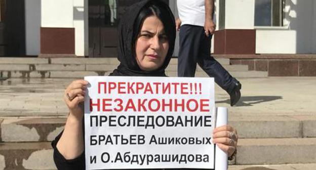 Khadijat, Omar Abdurashidov's sister, held a picket in the center of Makhachkala. July 4, 2019. Photo by Patimat Makhmudova for the "Caucasian Knot" Khadijat, Omar Abdurashidov's sister, held a picket in the center of Makhachkala. July 4, 2019. Photo by Patimat Makhmudova for the "Caucasian Knot"