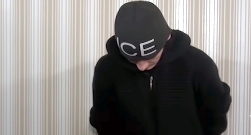 A detainee suspected of stealing a mobile phone. Screenshot of the video by the "Grozny" TV Channel https://www.youtube.com/watch?time_continue=11&v=LCYrSwqngM8&feature=emb_logo A detainee suspected of stealing a mobile phone. Screenshot of the video by the "Grozny" TV Channel https://www.youtube.com/watch?time_continue=11&v=LCYrSwqngM8&feature=emb_logo