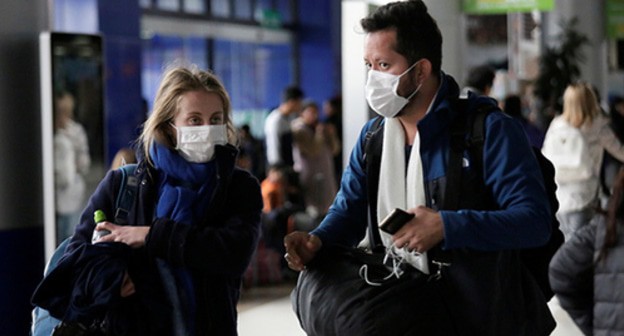 People in medical masks. Photo: REUTERS/David Mercado People in medical masks. Photo: REUTERS/David Mercado