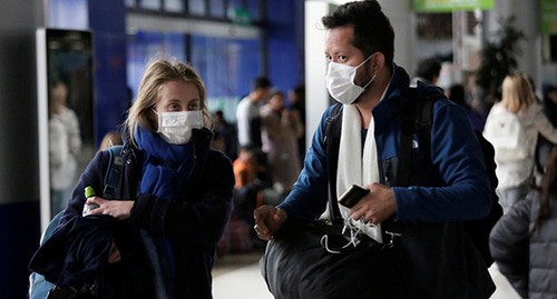 People in medical masks. Photo: REUTERS/David Mercado People in medical masks. Photo: REUTERS/David Mercado