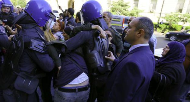 Police detain a participant of rally in Baku. Photo by Aziz Karimov for the Caucasian Knot