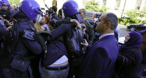 Police detain a participant of rally in Baku. Photo by Aziz Karimov for the Caucasian Knot Police detain a participant of rally in Baku. Photo by Aziz Karimov for the Caucasian Knot