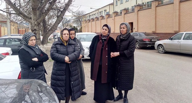 Relatives of the killed Dagestani residents at the Supreme Court of Chechnya. March 10, 2020. Photo by Rasul Magomedov for the "Caucasian Knot" Relatives of the killed Dagestani residents at the Supreme Court of Chechnya. March 10, 2020. Photo by Rasul Magomedov for the "Caucasian Knot"