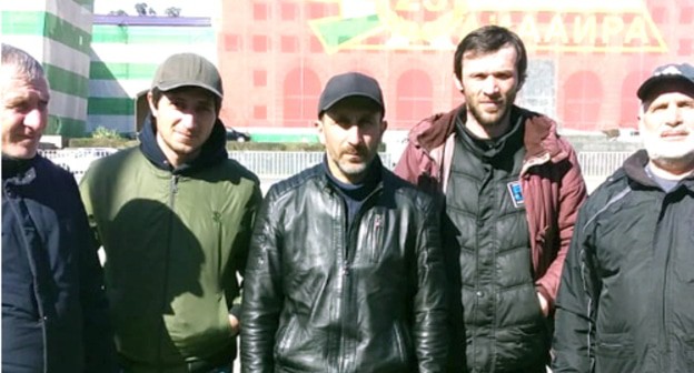 Djansukh Adleiba (in the center), Ivan Achba (in the maroon jacket) and other participants of the hunger strike. Photo by Djansukh Adleiba for the "Caucasian Knot" Djansukh Adleiba (in the center), Ivan Achba (in the maroon jacket) and other participants of the hunger strike. Photo by Djansukh Adleiba for the "Caucasian Knot"