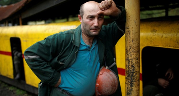 Miner David Kublashvili in Tkibuli, Georgia. Photo: REUTERS / David Mdzinarishvili Miner David Kublashvili in Tkibuli, Georgia. Photo: REUTERS / David Mdzinarishvili