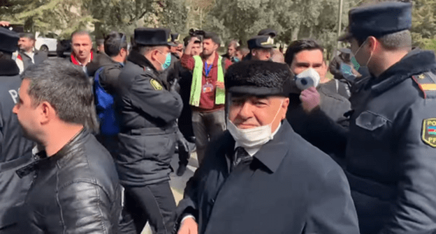 Policemen and participants of the action in front of the Turkish Embassy in Baku. Screenshot from video posted by AzadliqRadiosu: https://www.youtube.com/watch?v=R4gvtepiO6A&feature=emb_logo Policemen and participants of the action in front of the Turkish Embassy in Baku. Screenshot from video posted by AzadliqRadiosu: https://www.youtube.com/watch?v=R4gvtepiO6A&feature=emb_logo