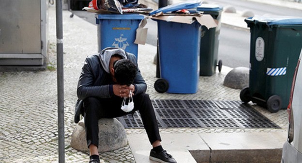 A man holding a face mask in his hands. Photo: REUTERS/Rafael Marchante A man holding a face mask in his hands. Photo: REUTERS/Rafael Marchante