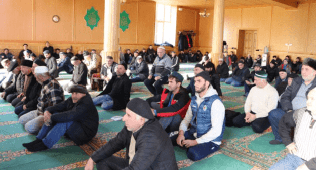 Believers in the Golotl mosque, Chechnya. Photo: press service of the Shamil District Administration, http://шамильский.рф/press-tsentr/novosti/gasanov-magomed-ibragimovich-poobshchalsya-s-zhitelyami-selo-golotl-_1074 Believers in the Golotl mosque, Chechnya. Photo: press service of the Shamil District Administration, http://шамильский.рф/press-tsentr/novosti/gasanov-magomed-ibragimovich-poobshchalsya-s-zhitelyami-selo-golotl-_1074