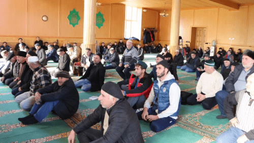Believers in the Golotl mosque, Chechnya. Photo: press service of the Shamil District Administration, http://шамильский.рф/press-tsentr/novosti/gasanov-magomed-ibragimovich-poobshchalsya-s-zhitelyami-selo-golotl-_1074 Believers in the Golotl mosque, Chechnya. Photo: press service of the Shamil District Administration, http://шамильский.рф/press-tsentr/novosti/gasanov-magomed-ibragimovich-poobshchalsya-s-zhitelyami-selo-golotl-_1074