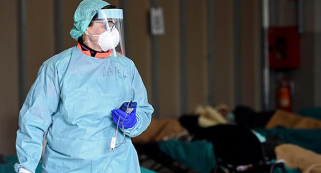 Medical worker wearing a face mask. Photo: REUTERS/Flavio Lo Scalzo Medical worker wearing a face mask. Photo: REUTERS/Flavio Lo Scalzo